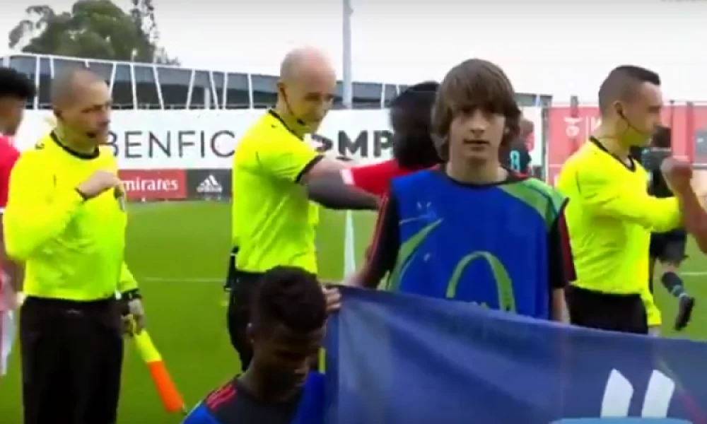 Το είδαμε και αυτό: «Χειραψίες» με τους... αγκώνες! (βίντεο)